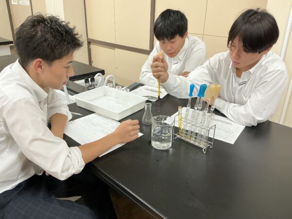 ３年生英数系列「化学」選択者　理科実験（酸化還元滴定）