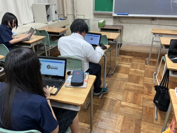 Canvaを活用してオープンスクール向けステッカーデザインを制作しました（２年生ビジネス系列）